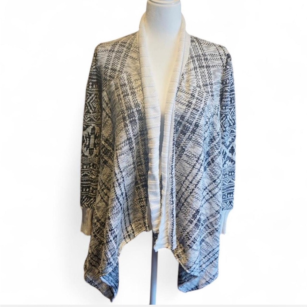 💚 TINY Black/White Pattern Angled Hem Cardigan (S)